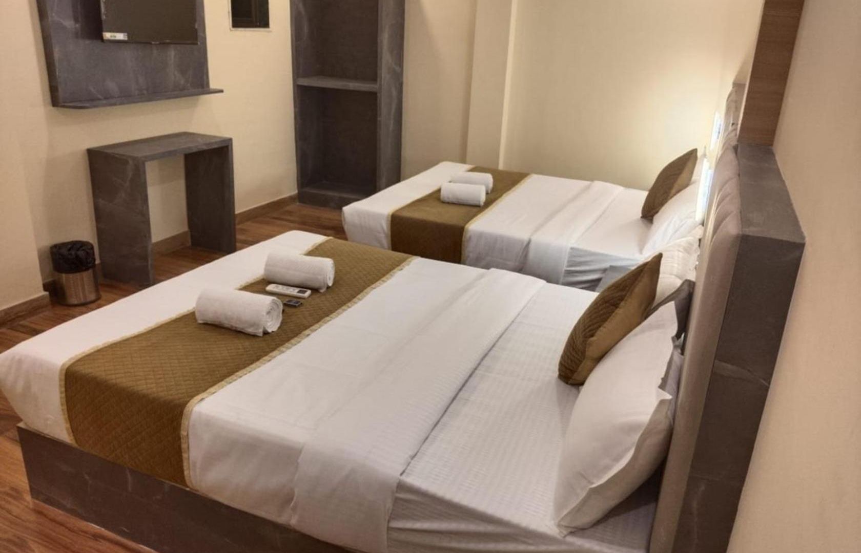 Crystal Castle Goregaon West Link Road, 4*