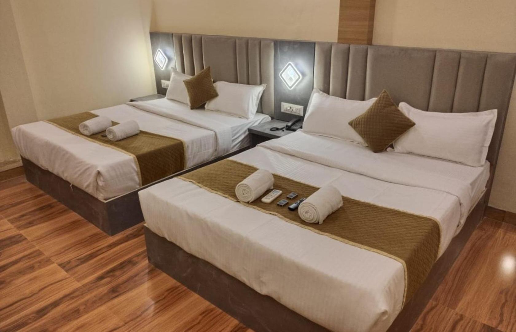 Hotel Crystal Castle Goregaon West Link Road, 4*