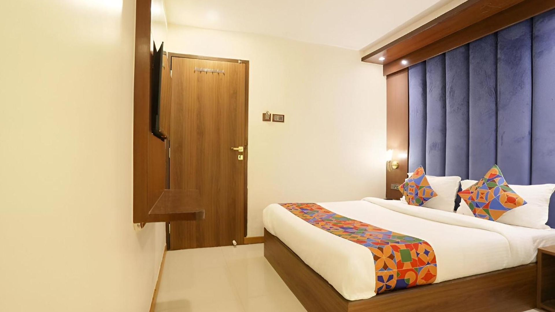 Guest house Glitz The Rio - Nr Solitaire Corporate Business Park