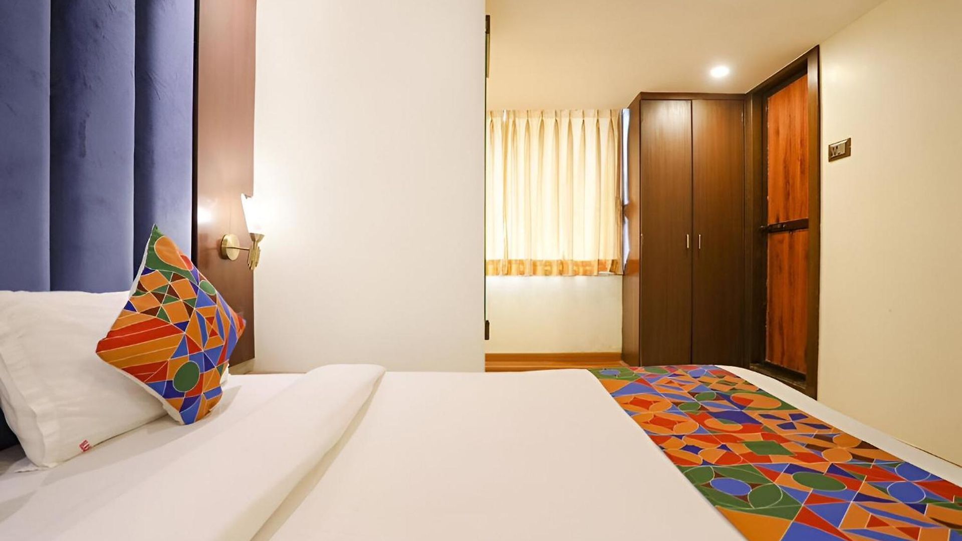 Glitz The Rio - Nr Solitaire Corporate Business Park 2*