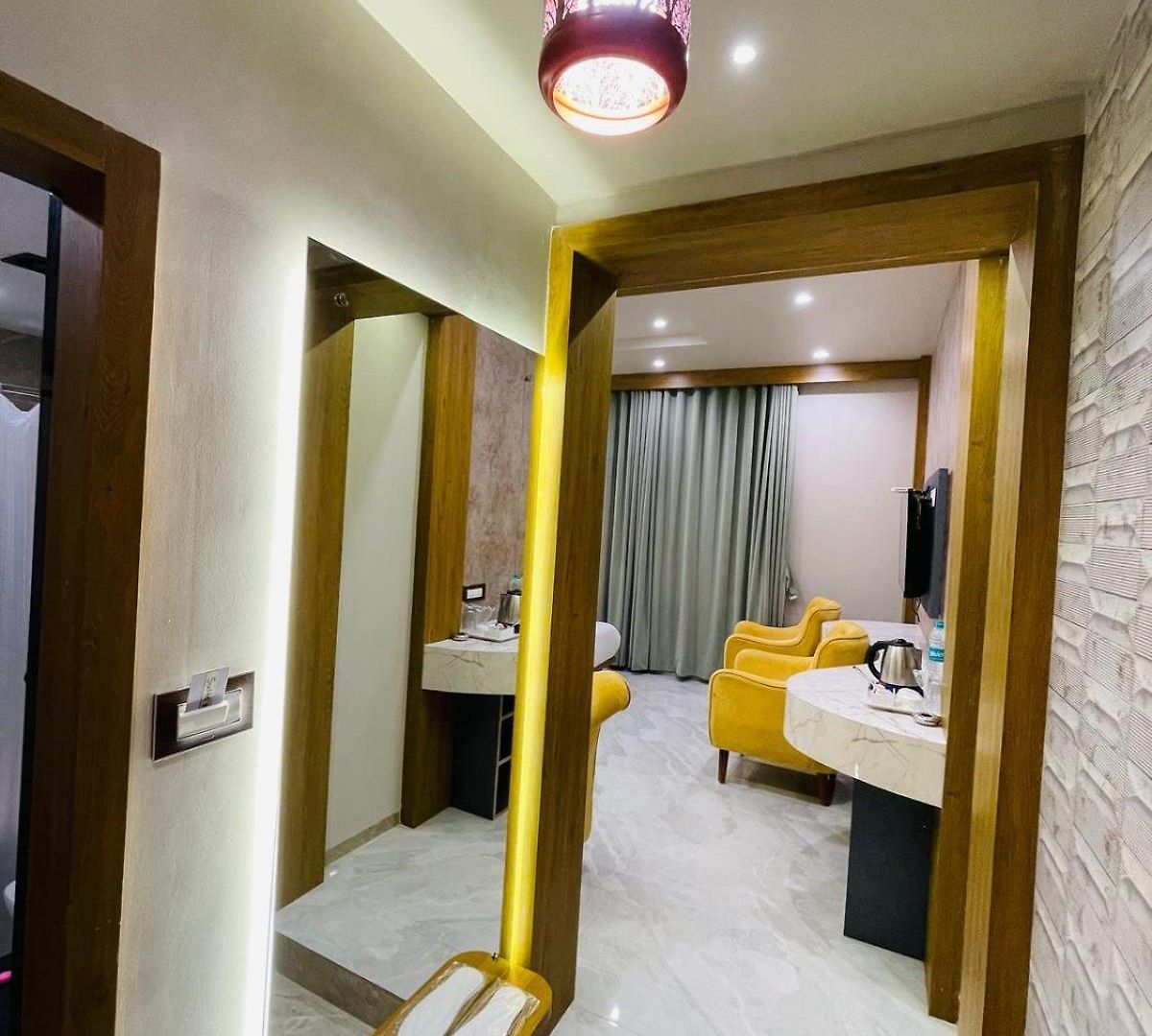 Double Crown Airport T2 Hotel