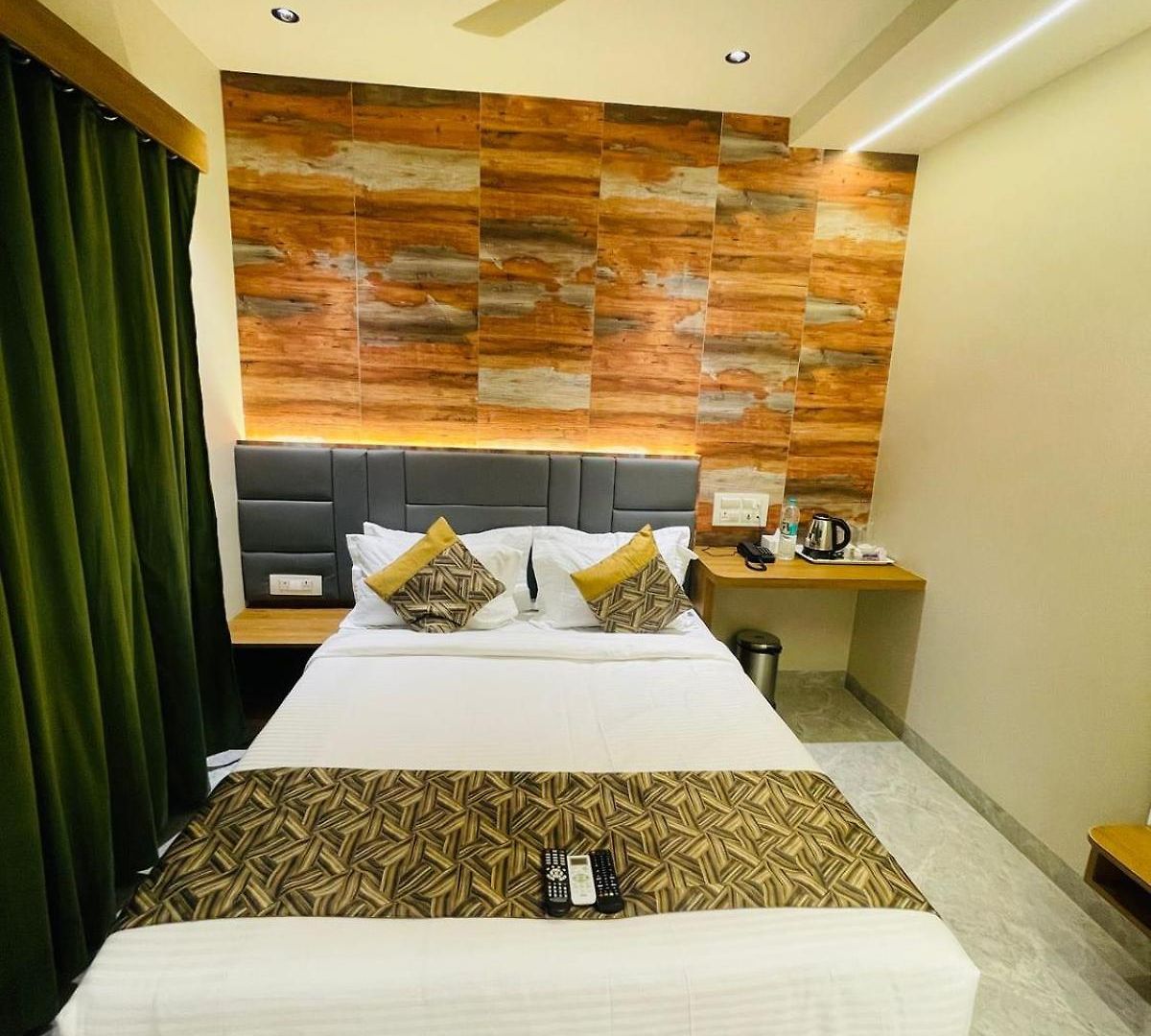Hotel Double Crown Airport T2 Mumbai