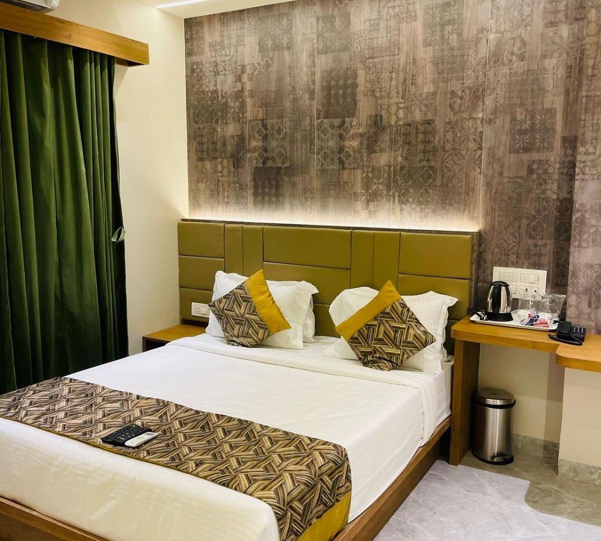 Hotel Double Crown Airport T2 Mumbai