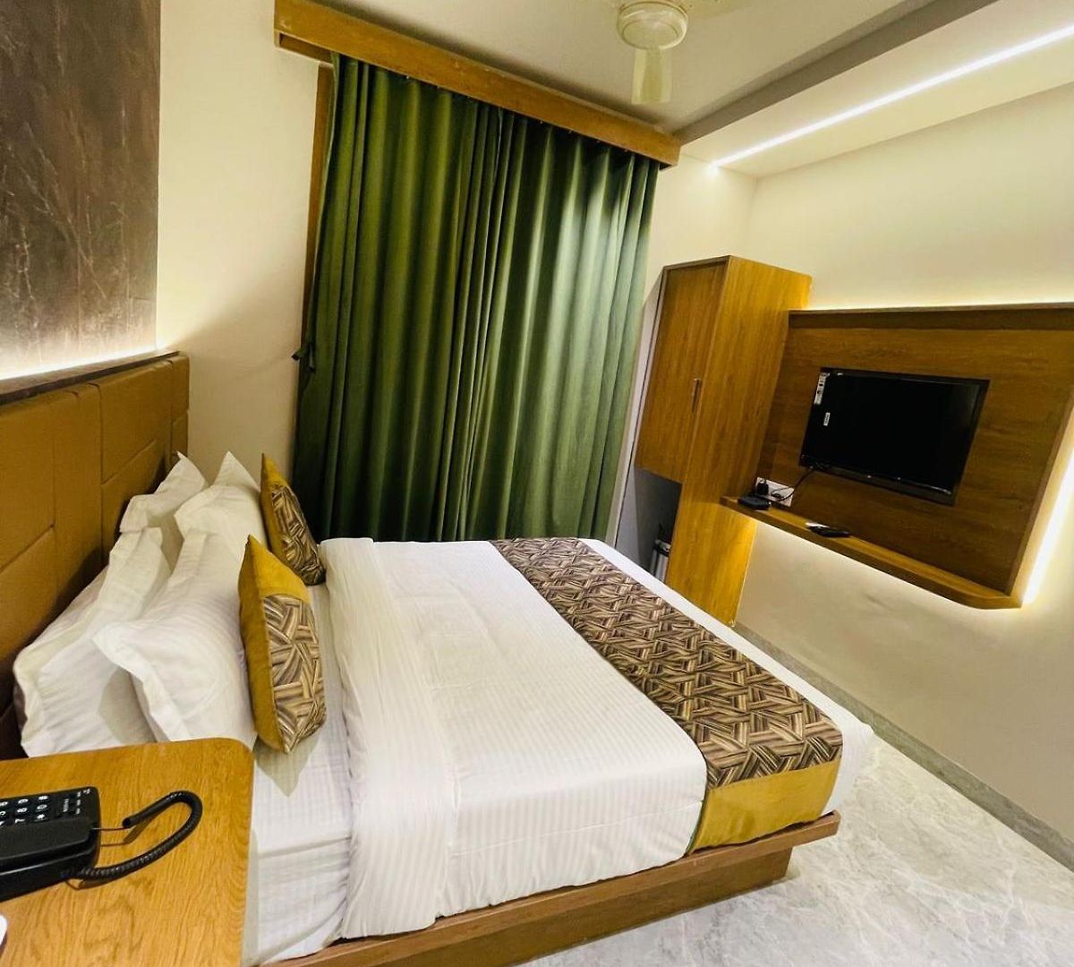 Hotel Double Crown Airport T2 Mumbai