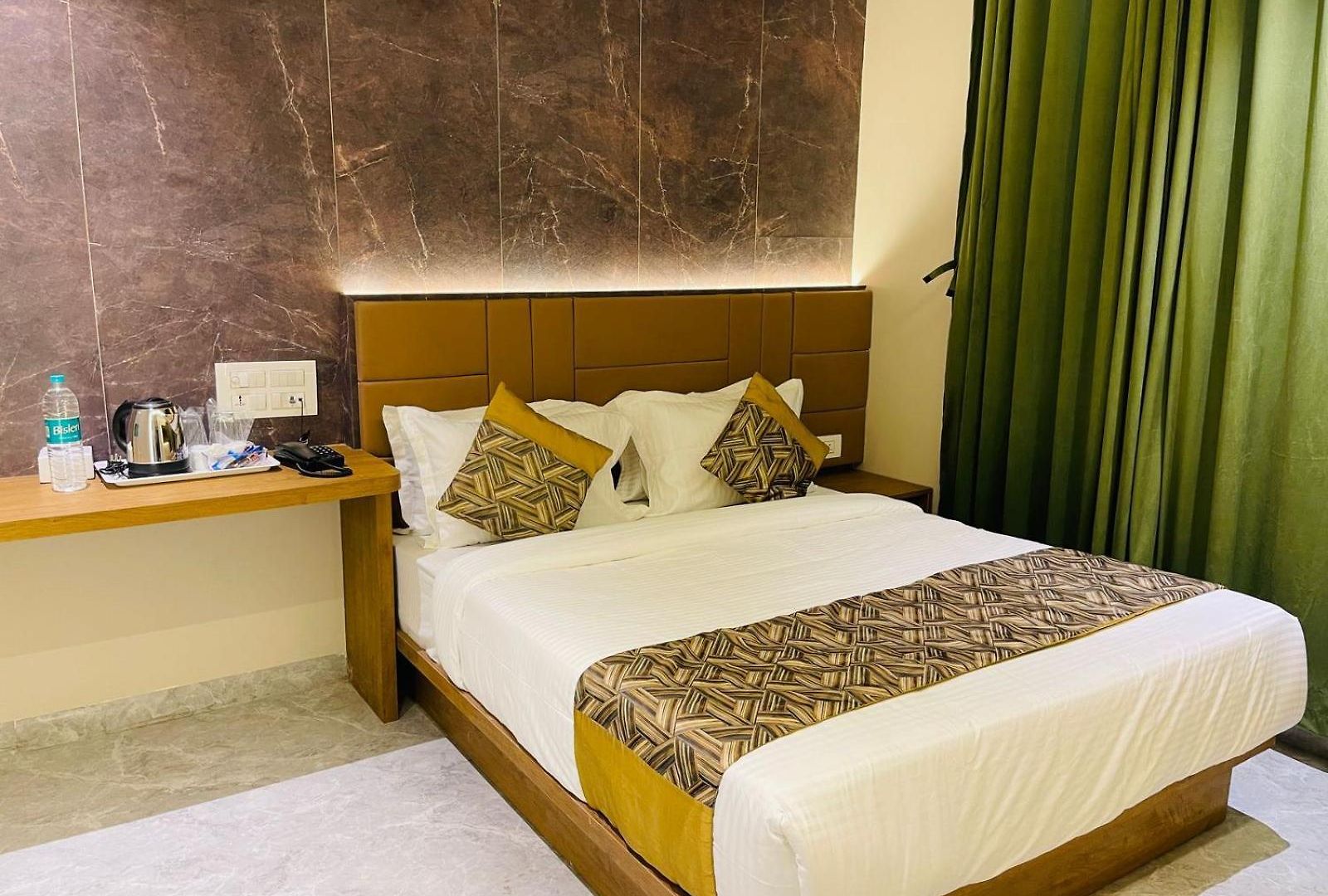 Hotel Double Crown Airport T2 Mumbai