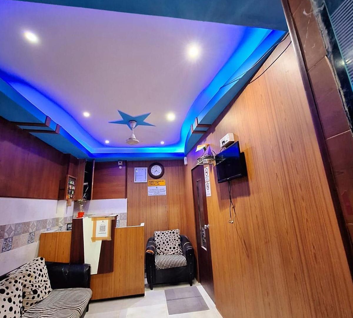 Neon Nest Suits Asalpha Metro Hostel