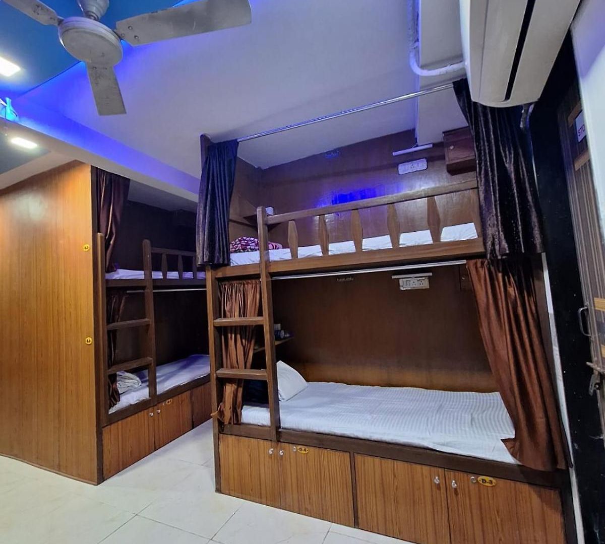 Neon Nest Suits Asalpha Metro Hostel *