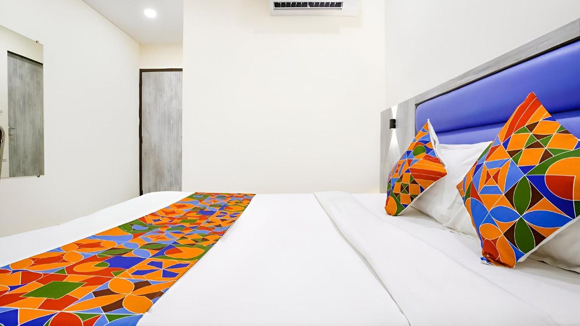 Hotel Glitz Good Luck Residency - Nr Exhibition Centre 3*