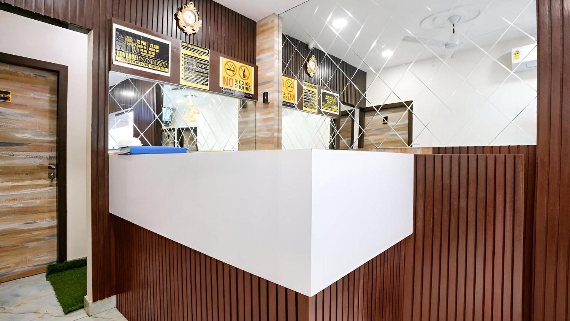 Glitz Good Luck Residency - Nr Exhibition Centre 3*