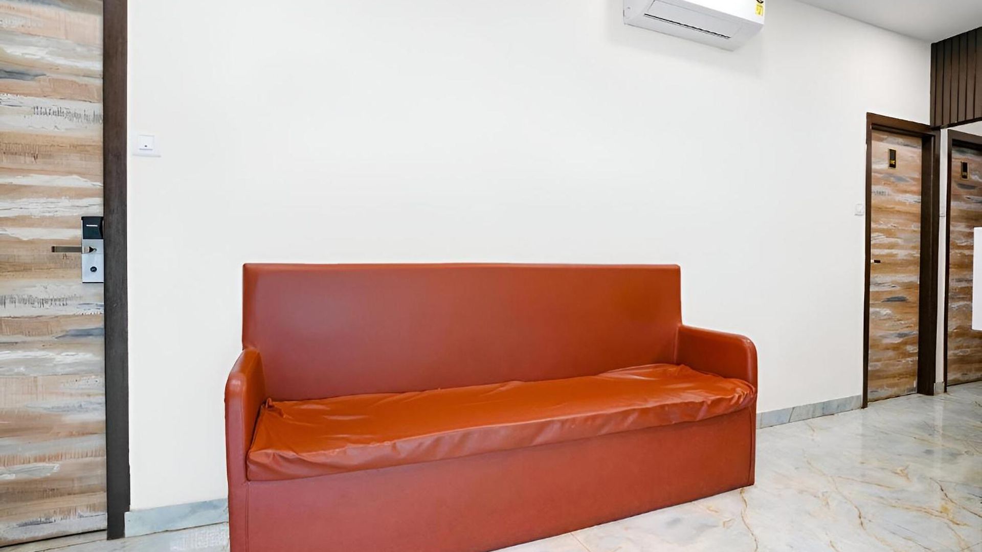 Hotel Glitz Good Luck Residency - Nr Exhibition Centre 3*