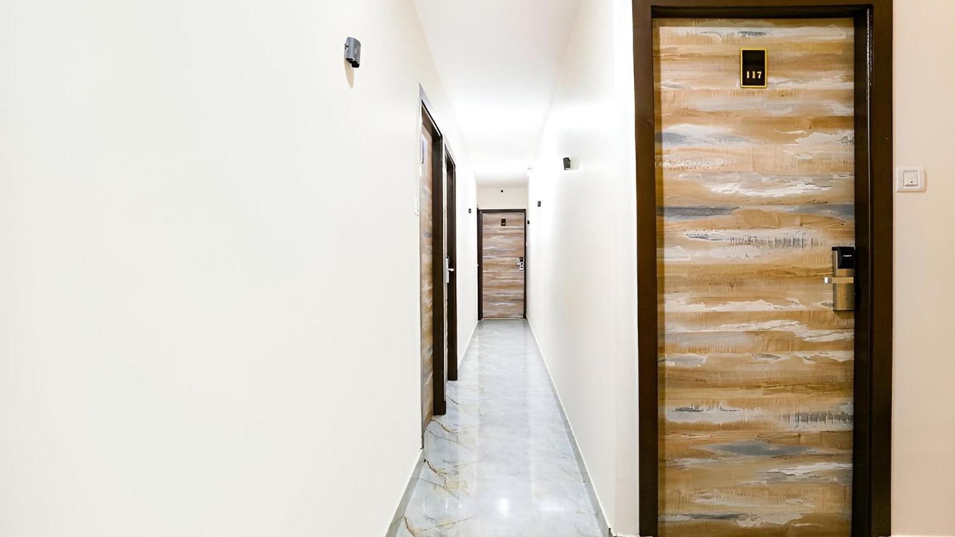 Glitz Good Luck Residency - Nr Exhibition Centre Hotel 3*