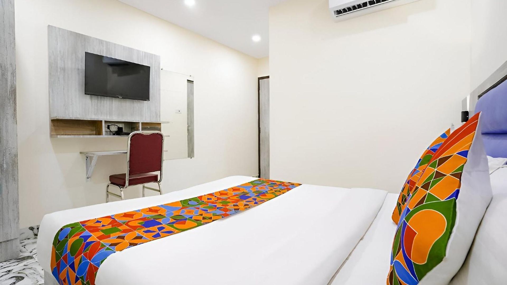 Glitz Good Luck Residency - Nr Exhibition Centre Hotel
