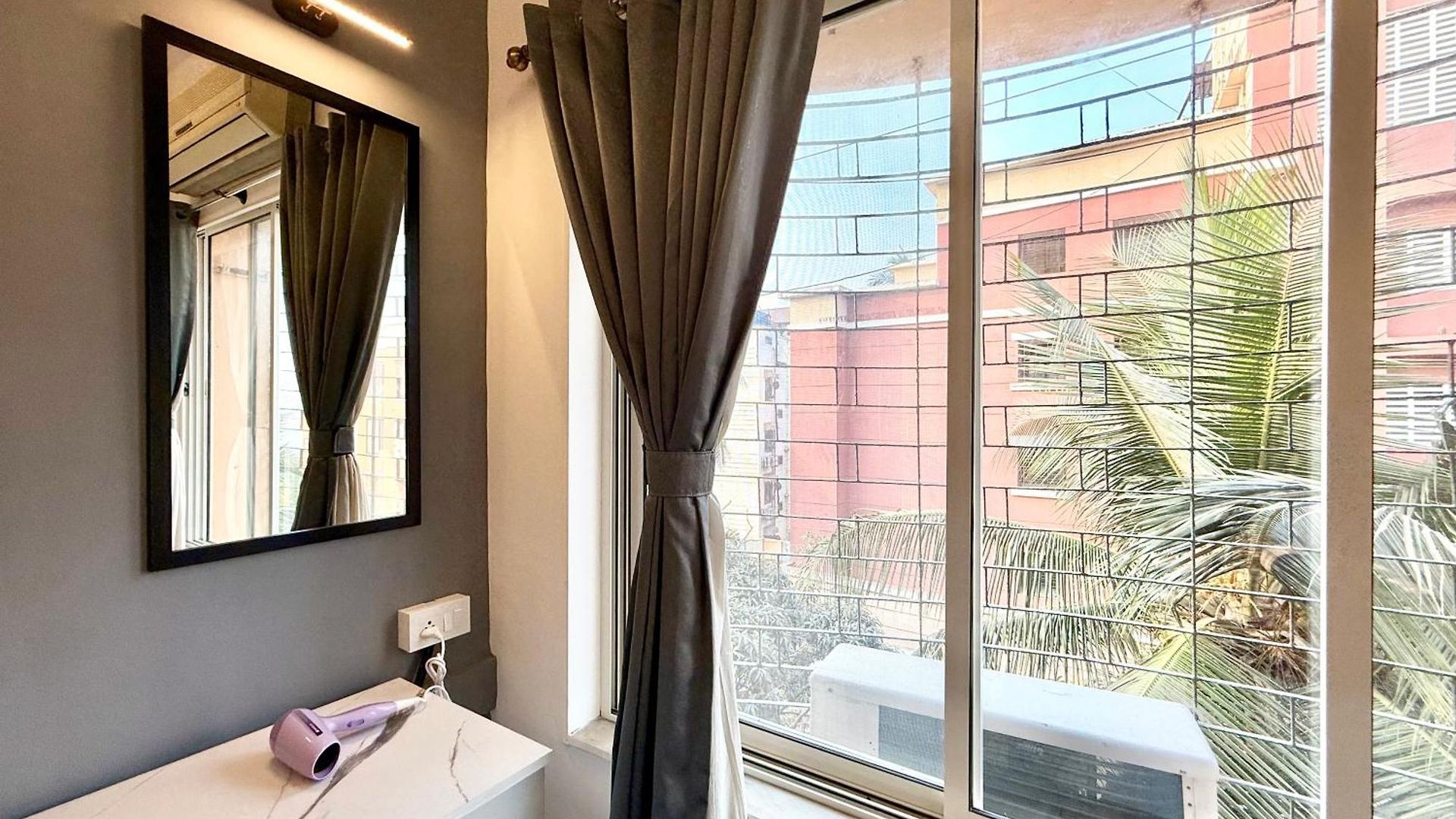 Apartment Lovely 3bhk Serviced Near Iskcon Temple, Juhu Mumbai