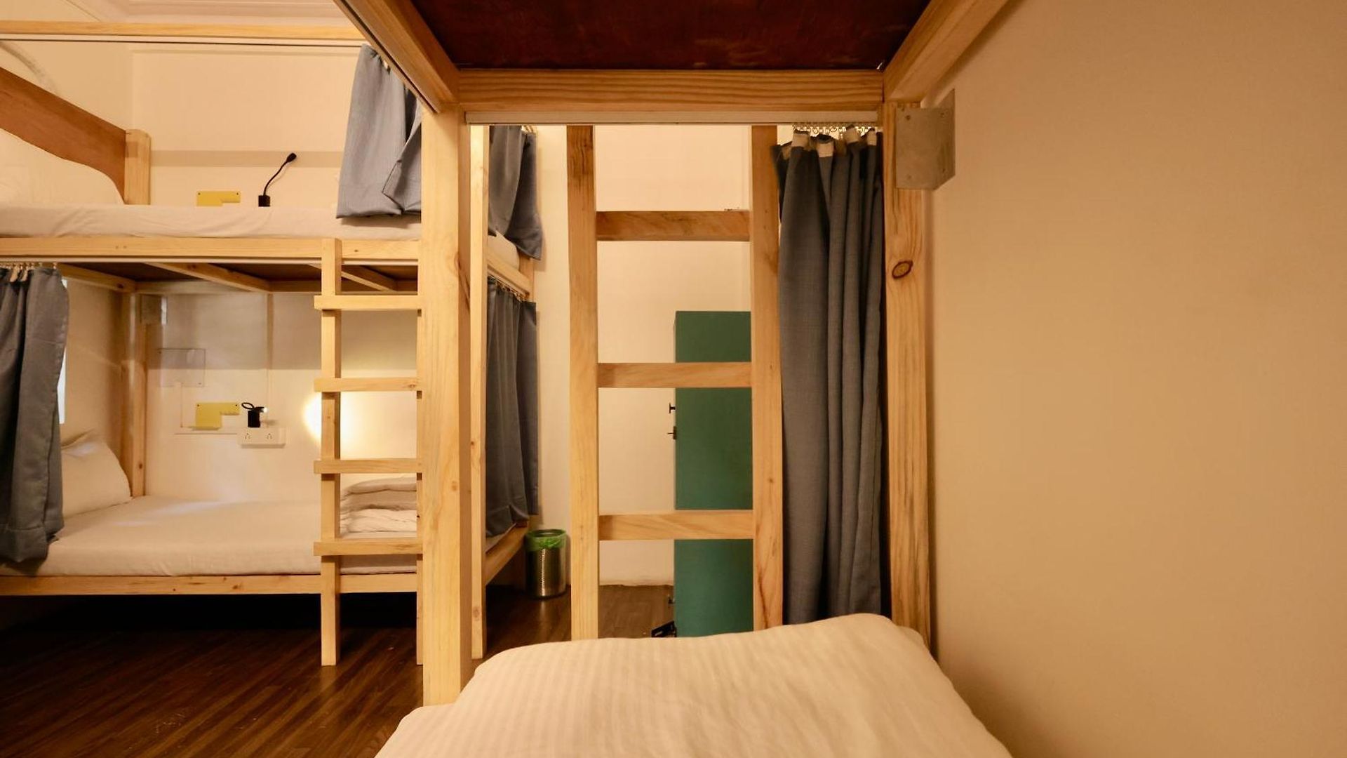 Locomo Mini - 9 Mins From Airport Hostel Mumbai