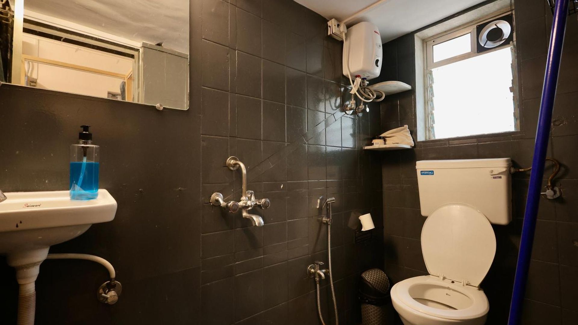 Hostel Locomo Mini - 9 Mins From Airport Mumbai