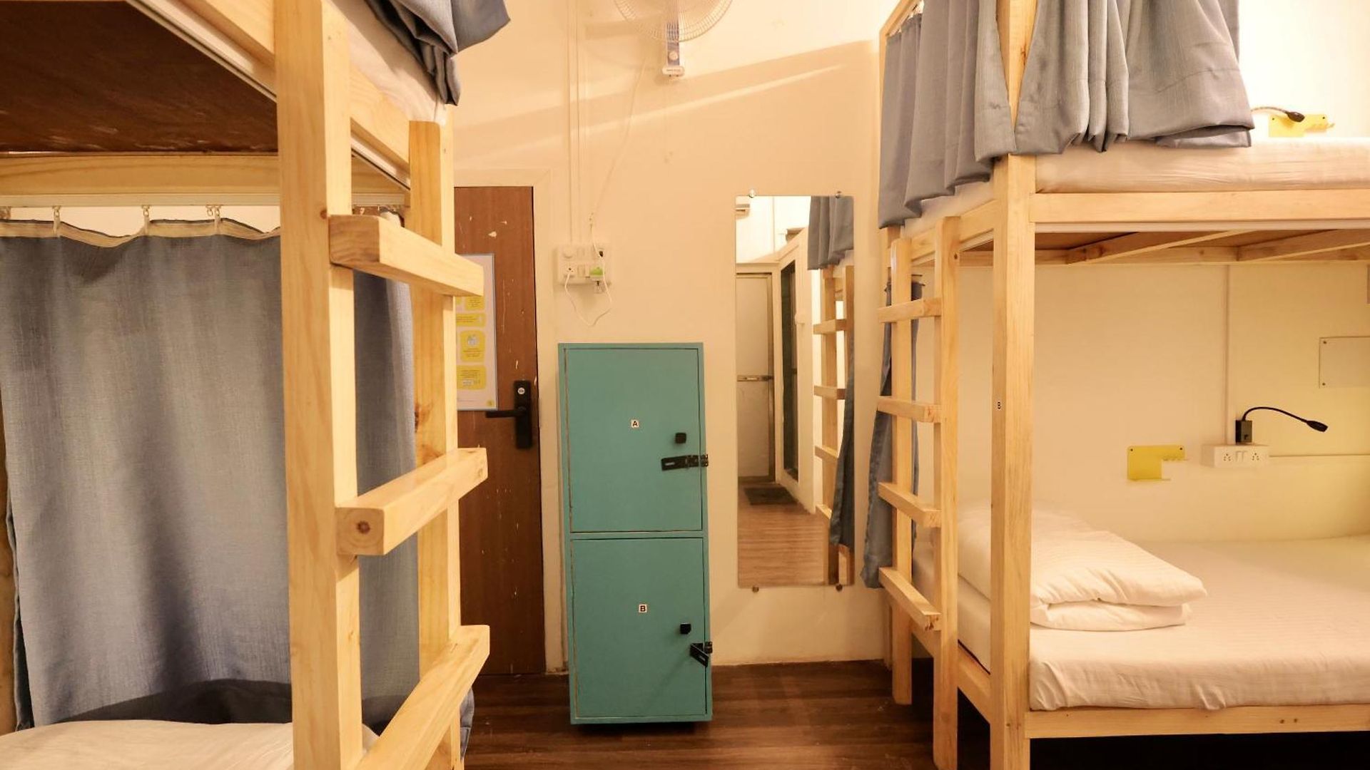 Locomo Mini - 9 Mins From Airport Hostel Mumbai