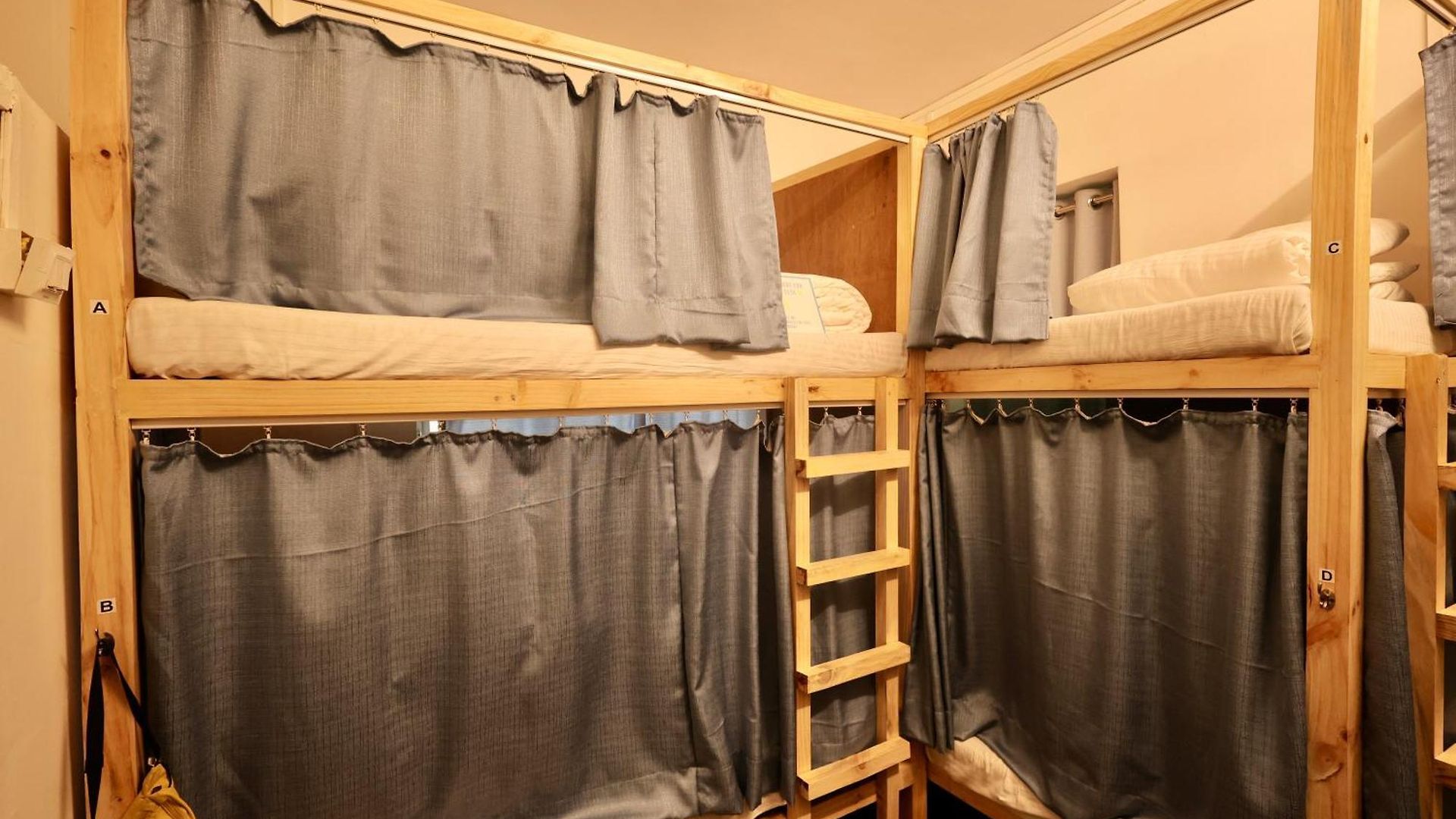 Locomo Mini - 9 Mins From Airport Hostel *