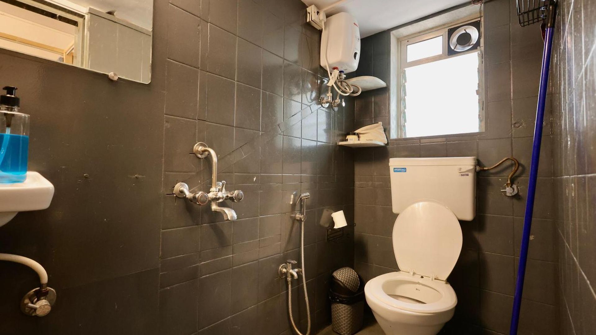 Locomo Mini - 9 Mins From Airport Hostel *