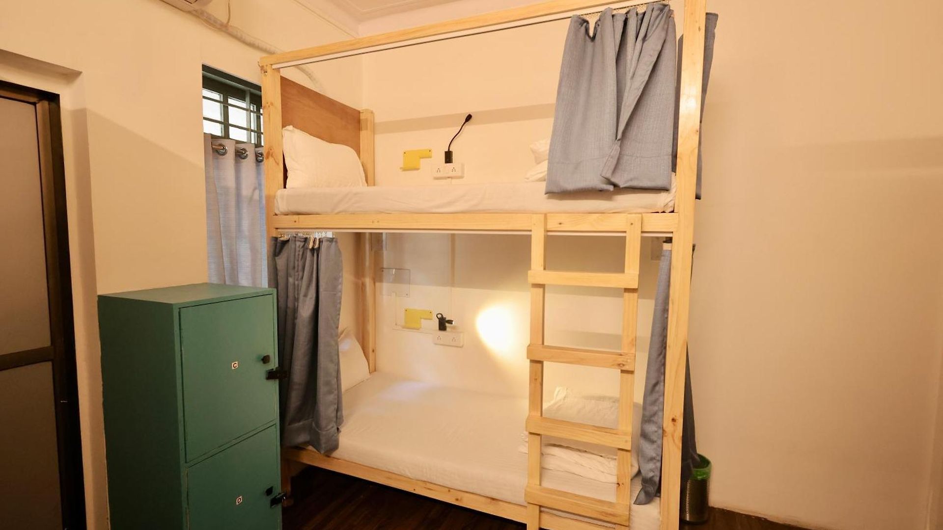 Locomo Mini - 9 Mins From Airport Hostel Mumbai