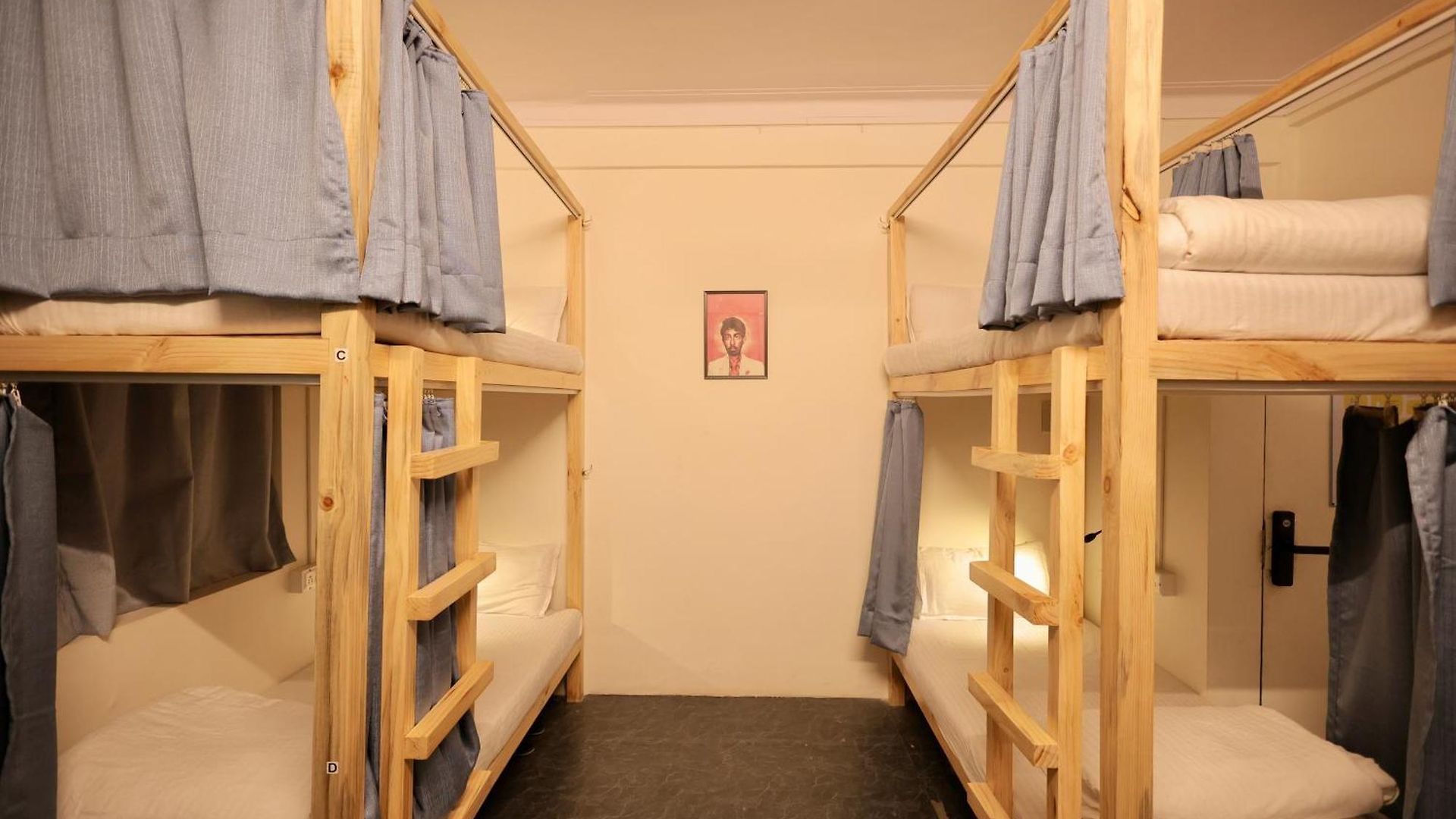 Locomo Mini - 9 Mins From Airport Hostel *