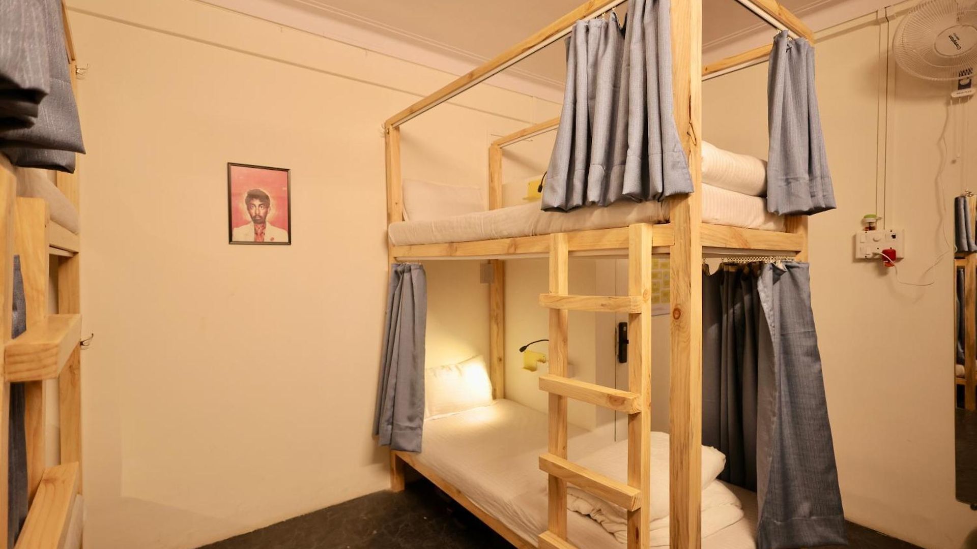 Locomo Mini - 9 Mins From Airport Hostel *
