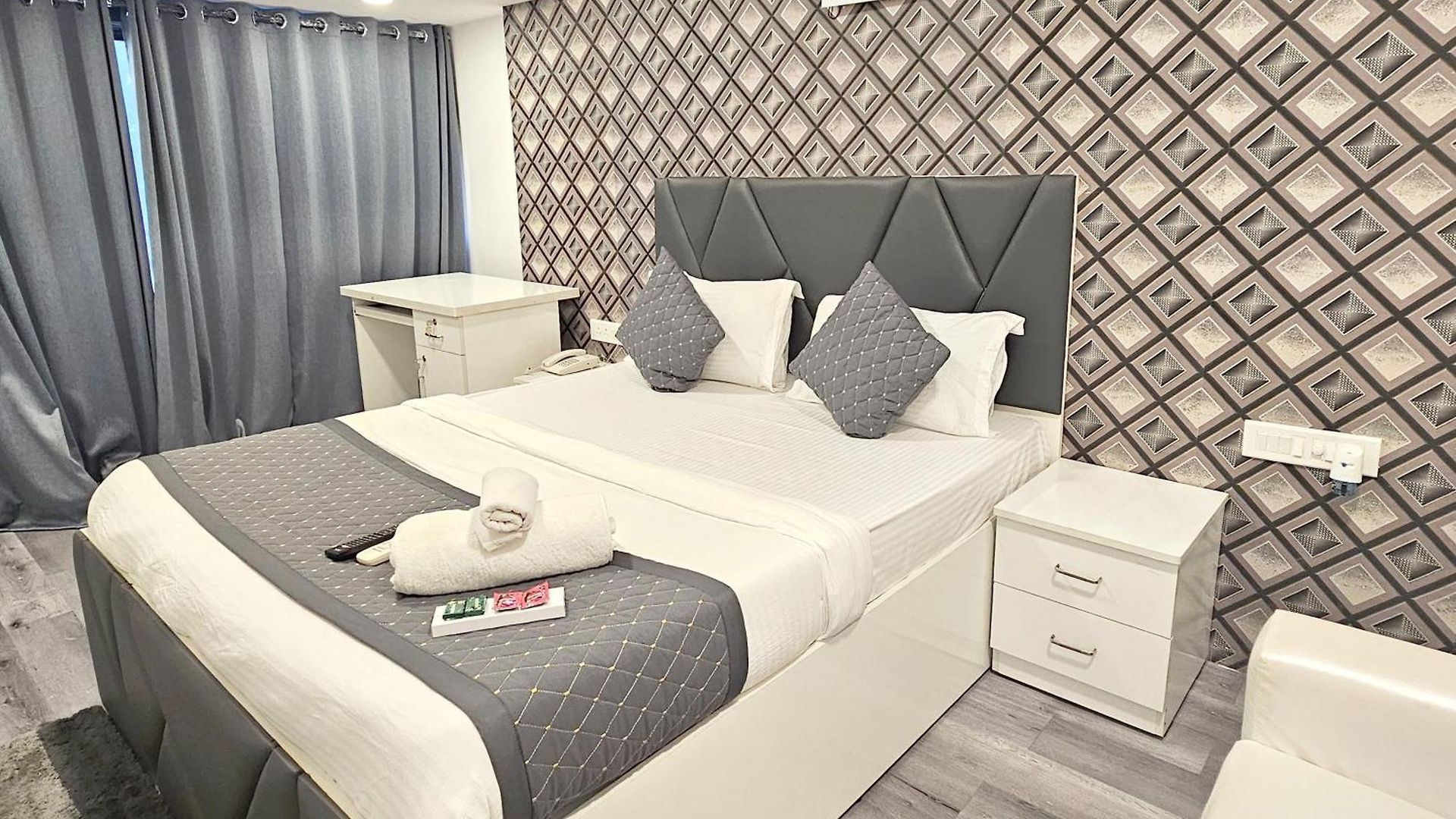 Astha Kandivali Service Guest house Mumbai