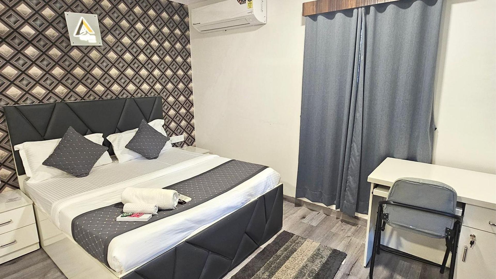 Astha Kandivali Service Guest house 3*