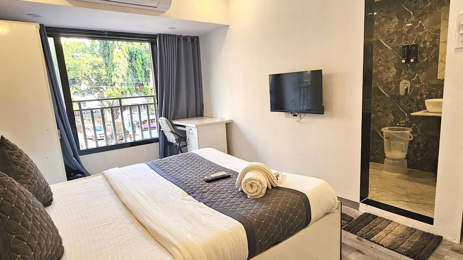 Astha Kandivali Service 3*