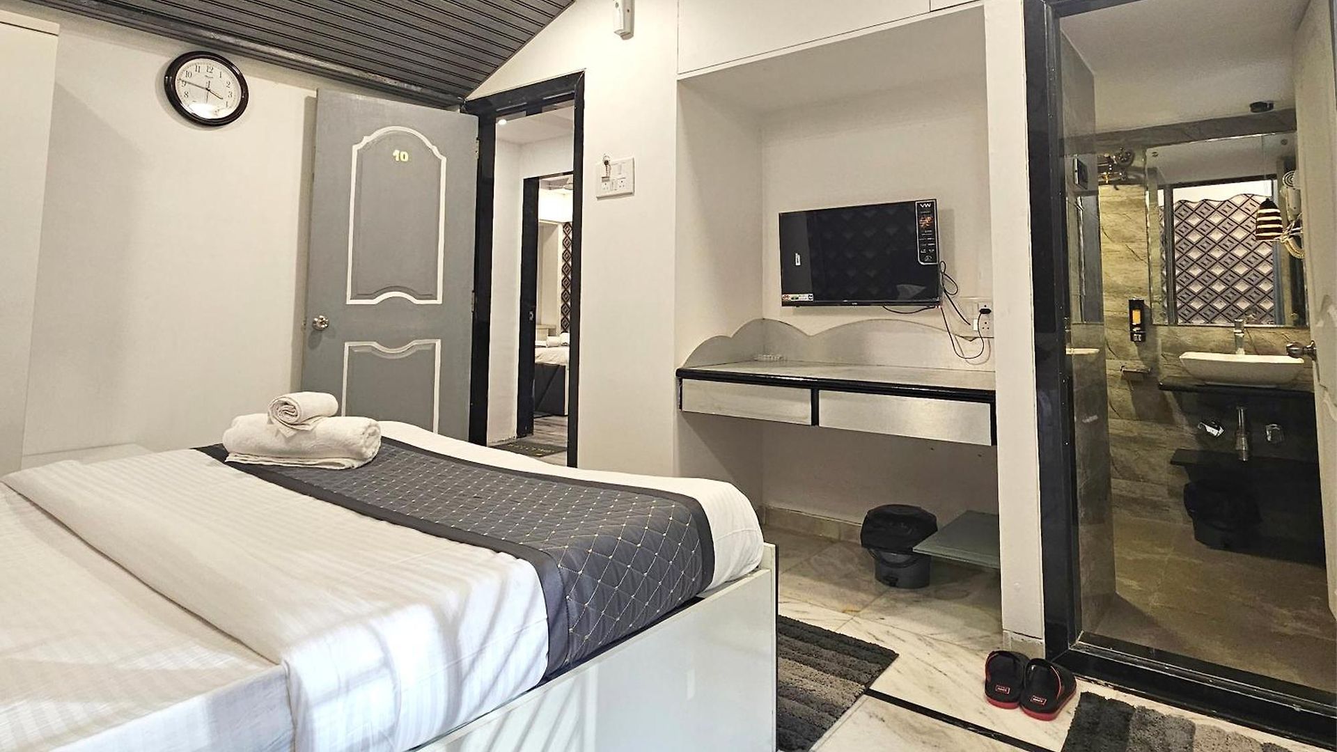 Astha Kandivali Service Guest house