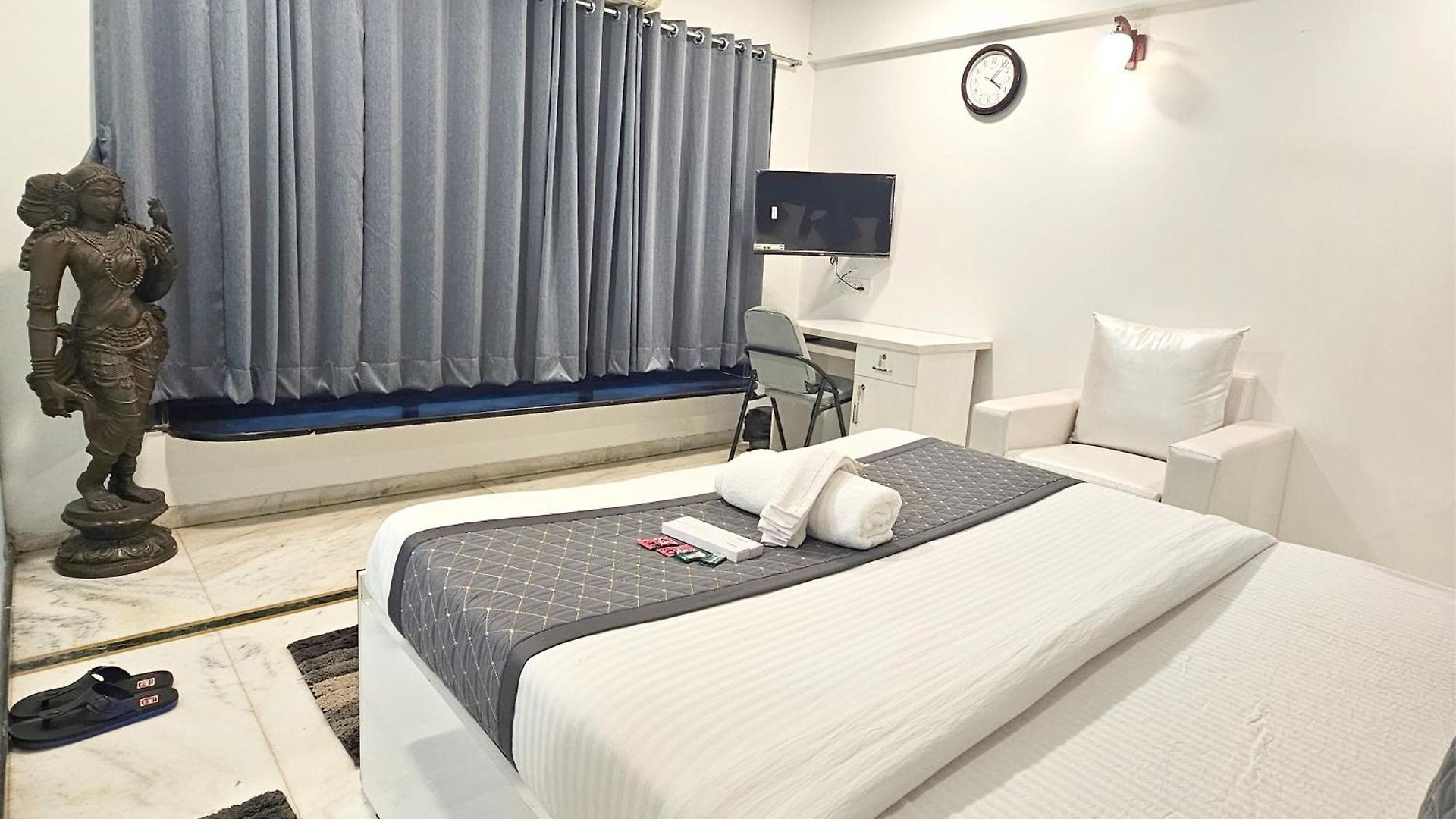Astha Kandivali Service Guest house 3*