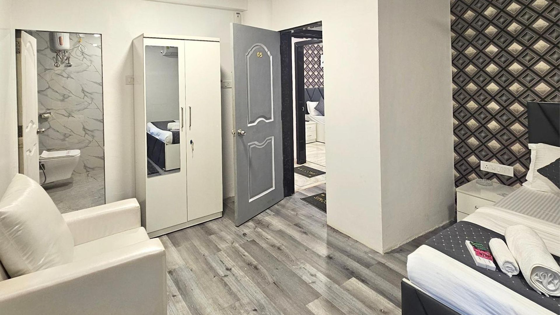 Guest house Astha Kandivali Service 3*