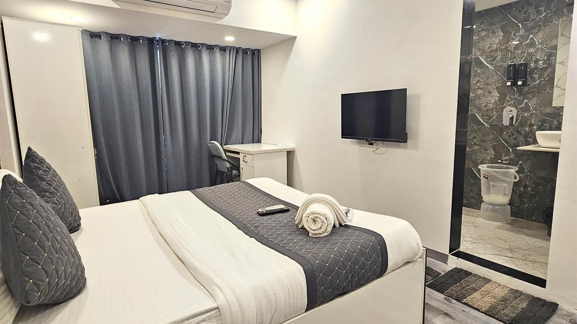 Astha Kandivali Service Guest house