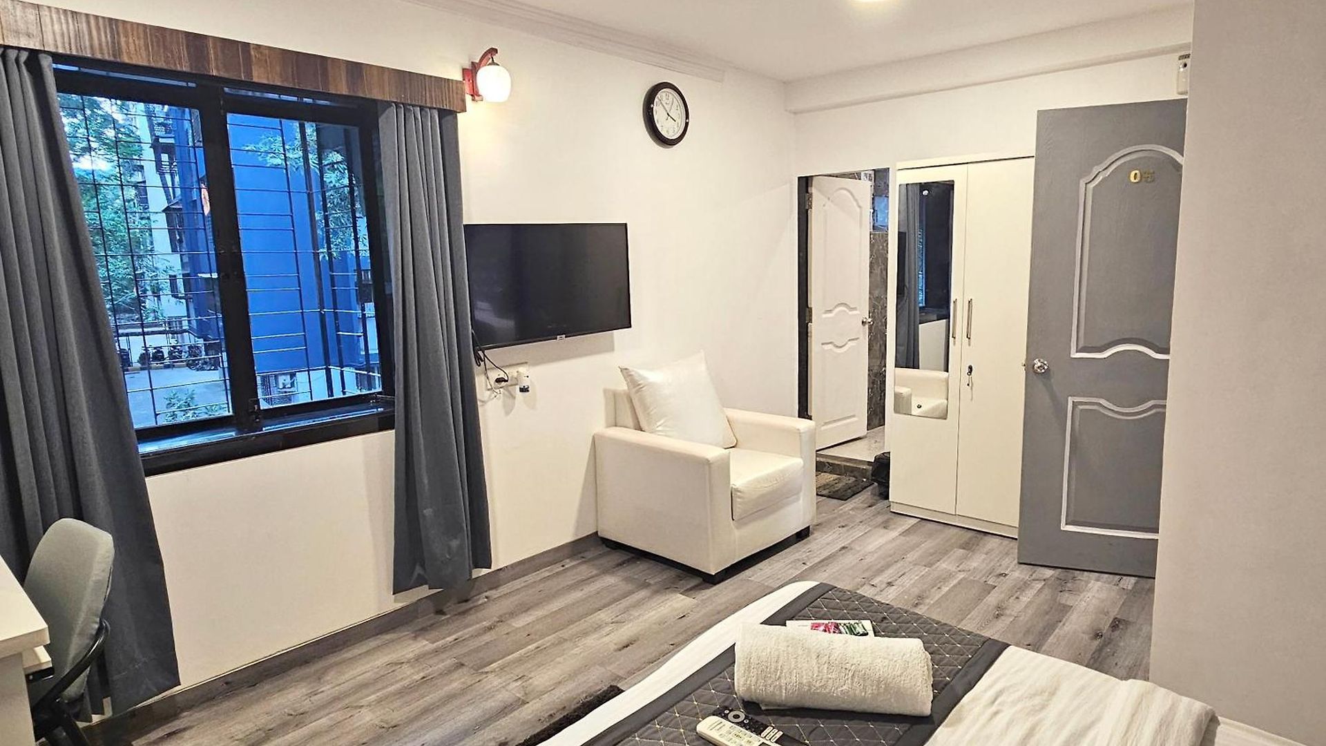 Astha Kandivali Service Guest house Mumbai