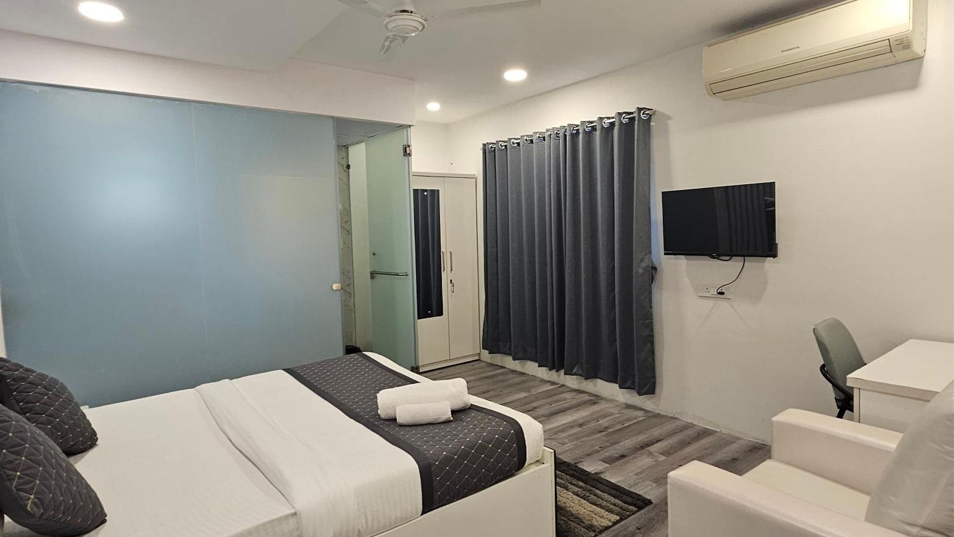 Astha Kandivali Service 3*