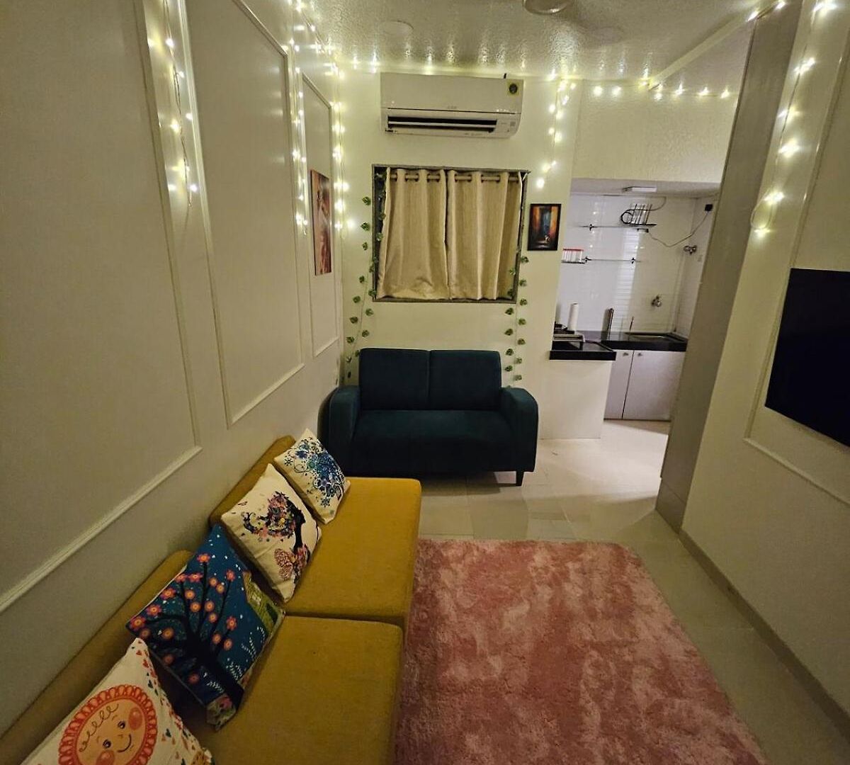 Cozy Rose Peaceful Village Retreat In Bandra Mumbai