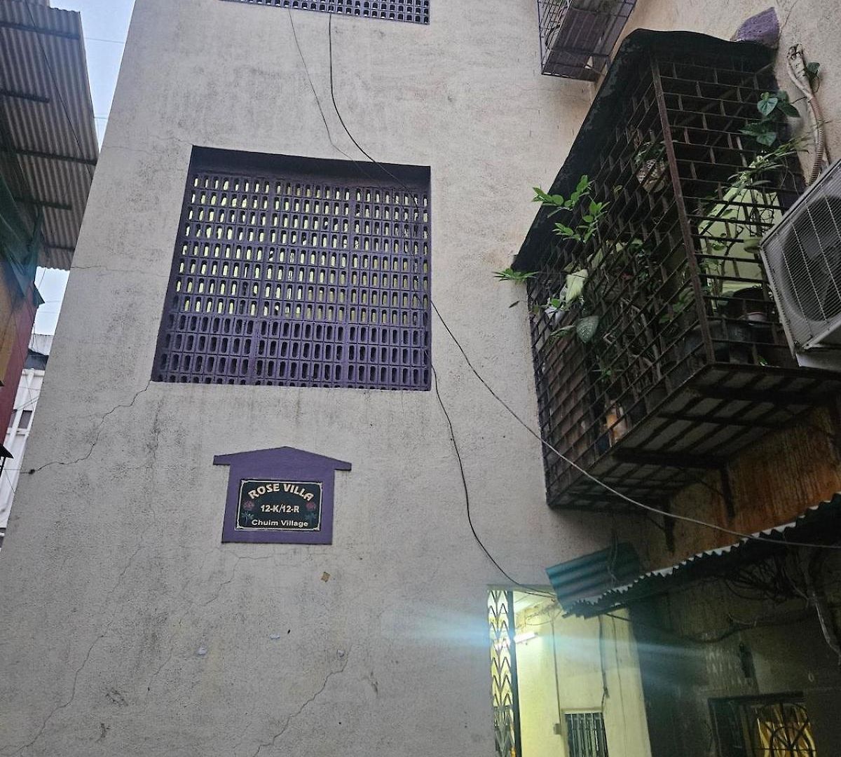 Cozy Rose Peaceful Village Retreat In Bandra Mumbai