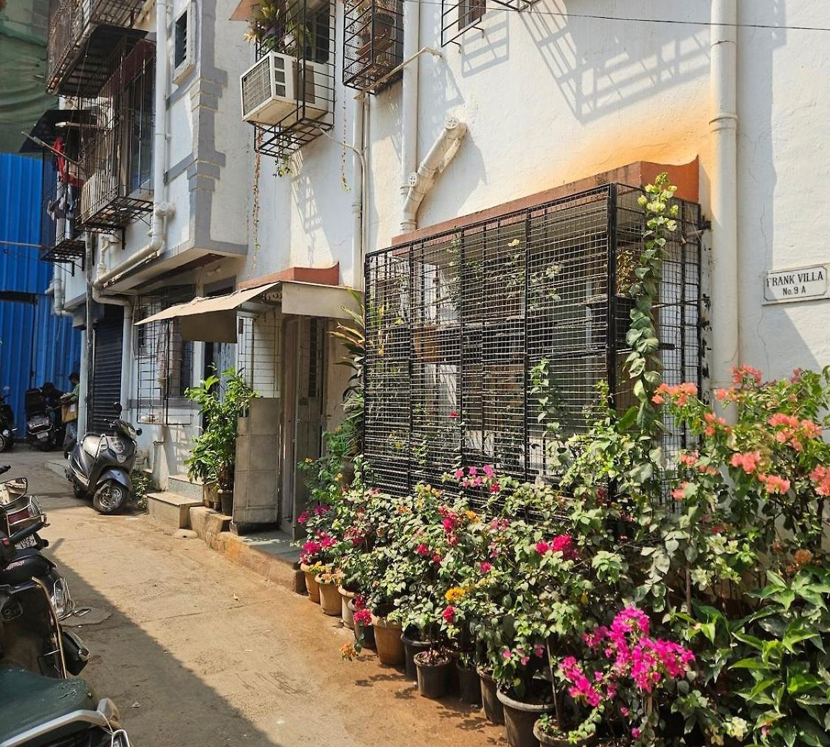 Cozy Rose Peaceful Village Retreat In Bandra Apartment *