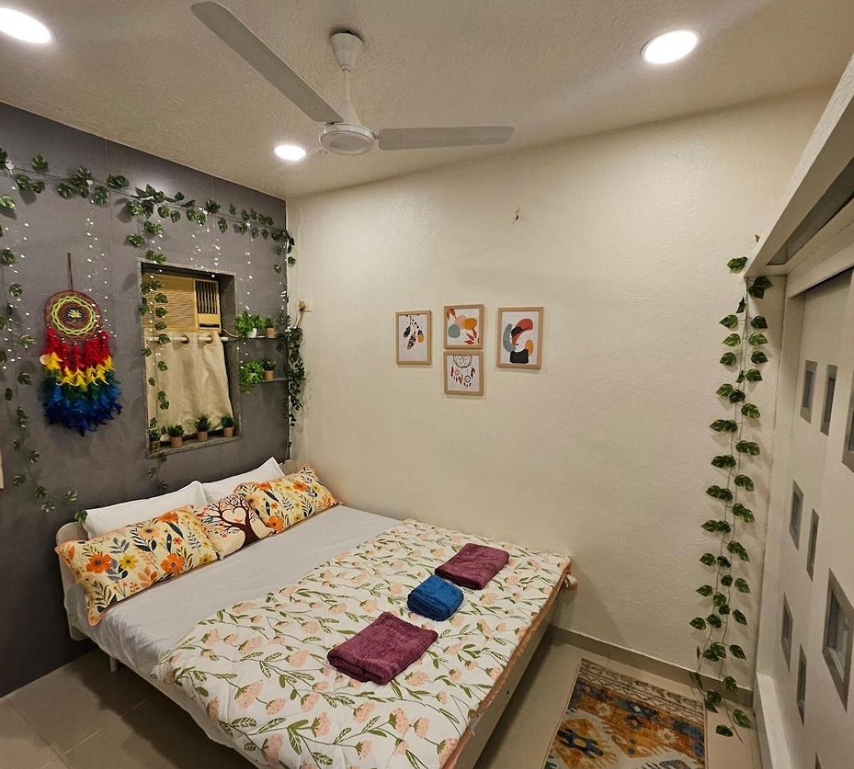 Cozy Rose Peaceful Village Retreat In Bandra Apartment