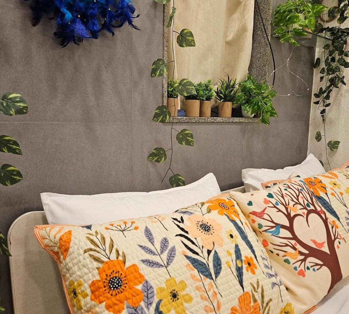 Cozy Rose Peaceful Village Retreat In Bandra * Mumbai