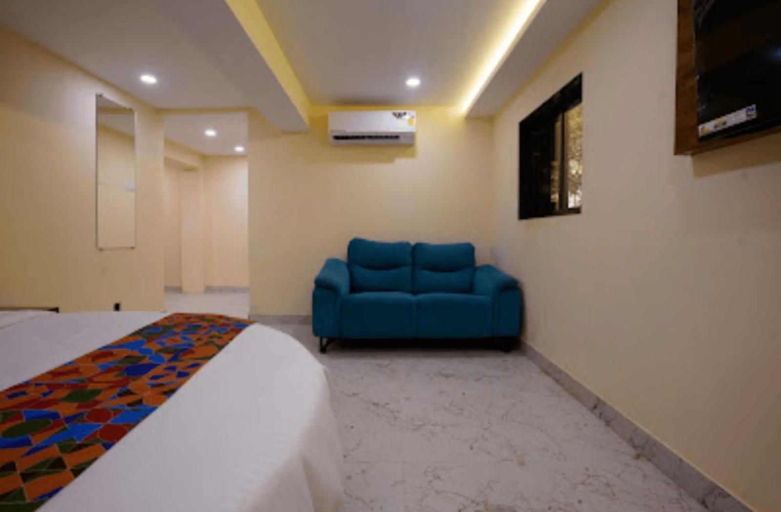 Crystal Castle Goregaon West Link Road, Hotel Mumbai