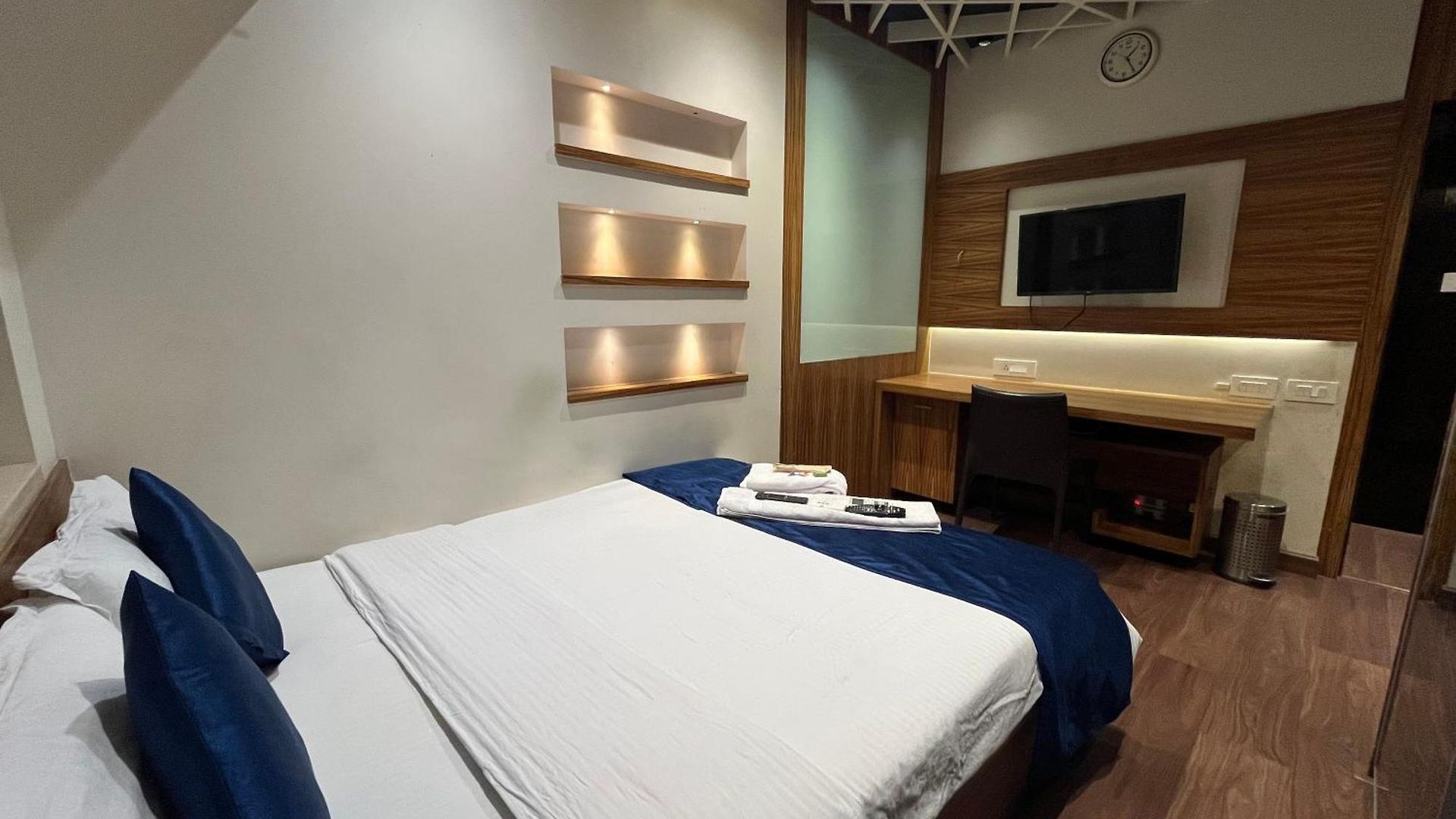 Zenith Luxe - Near Iit & Hiranandani, Powai Guest house