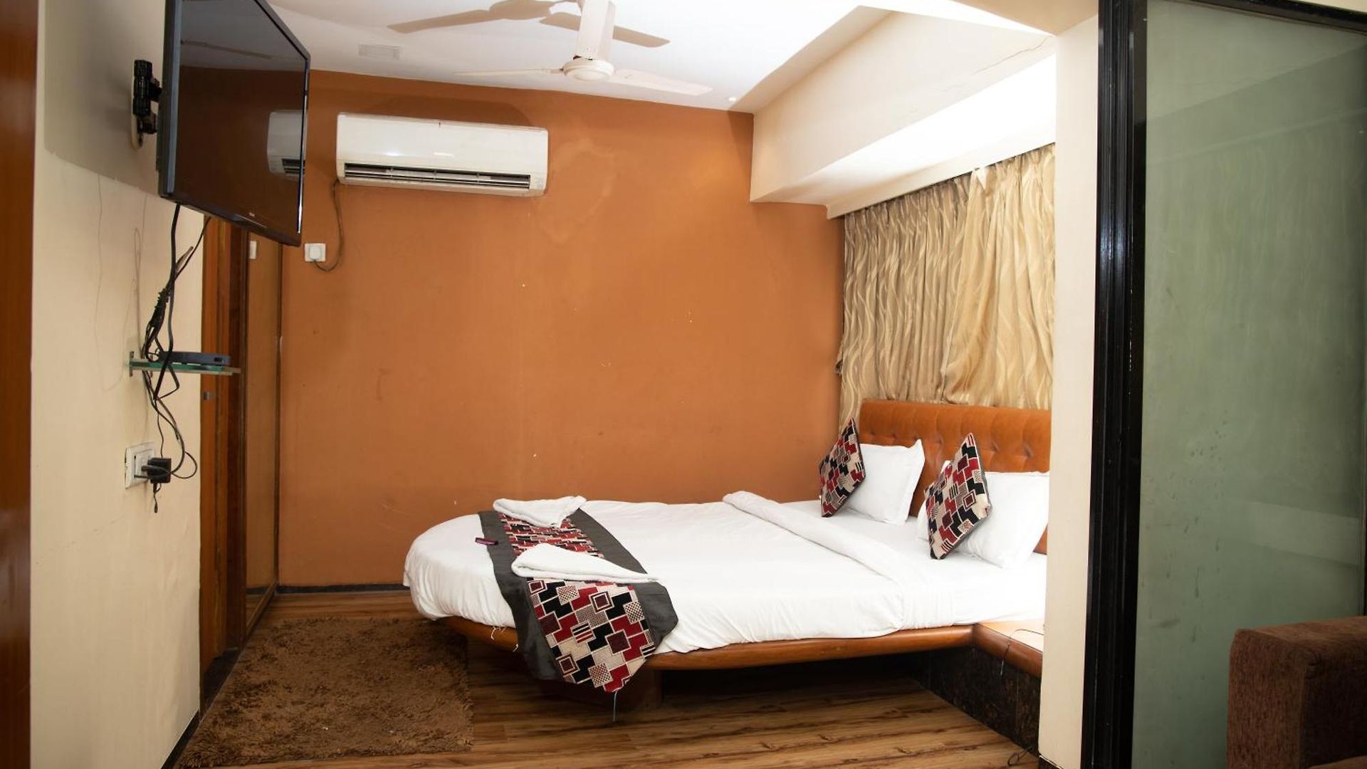 Hotel Jayshree By Anantaay Near Domestic Airport