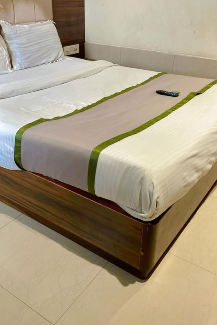 Hotel Glitz Regal International - Nr International Airport