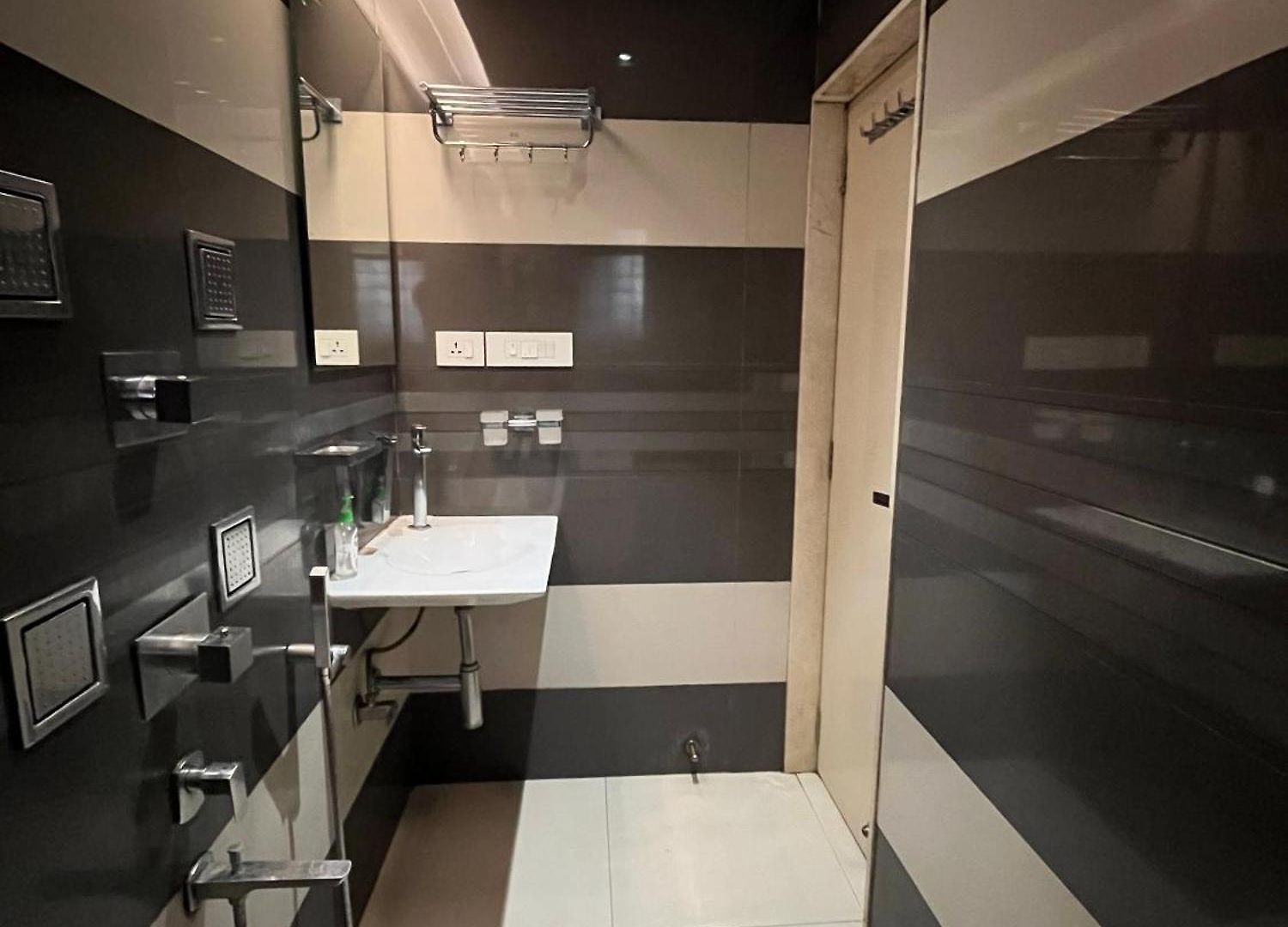 Zenith Luxe - Near Iit & Hiranandani, Powai Guest house