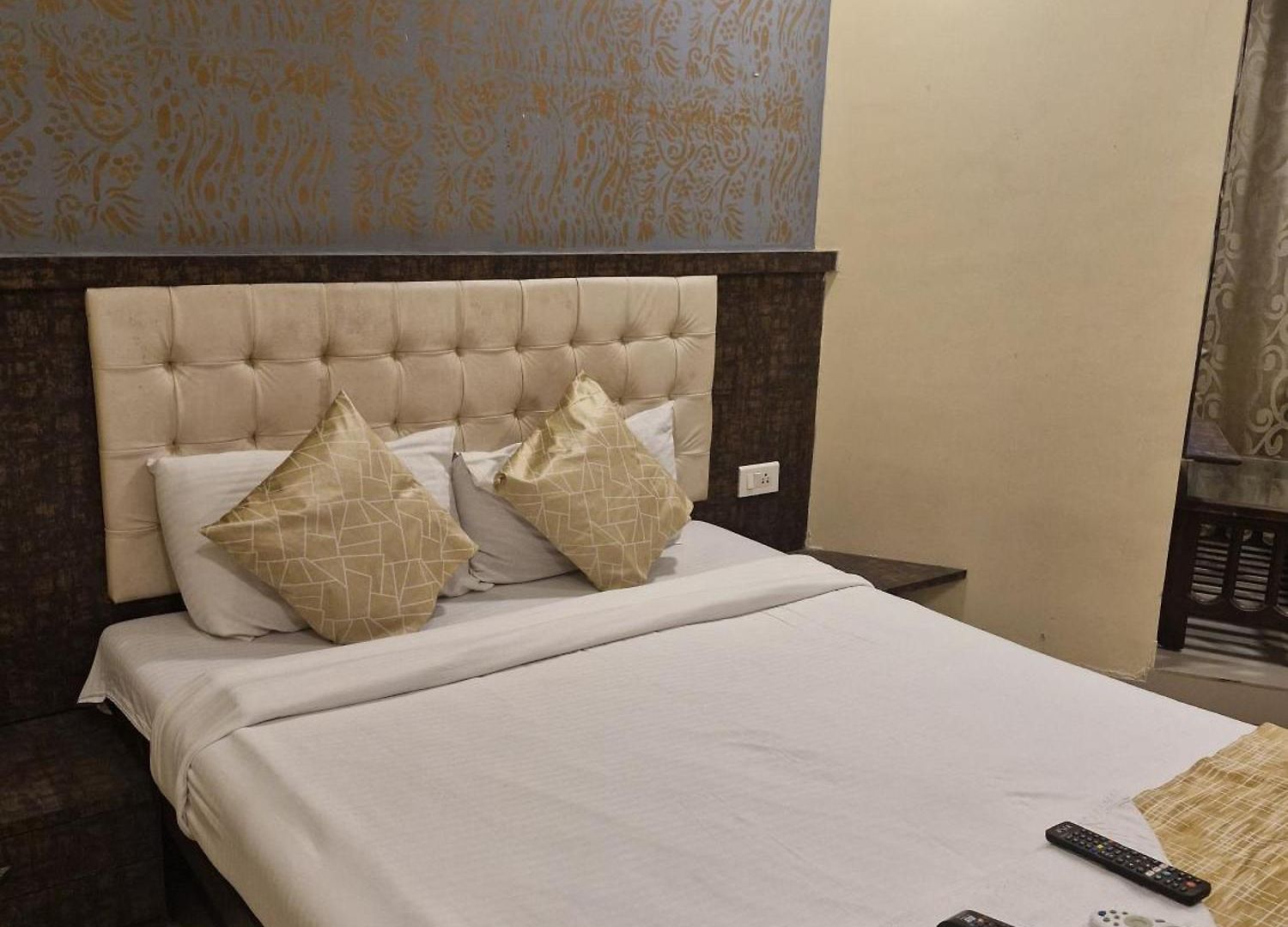 Hotel Crystal Park Near Nesco Exhibition Center *