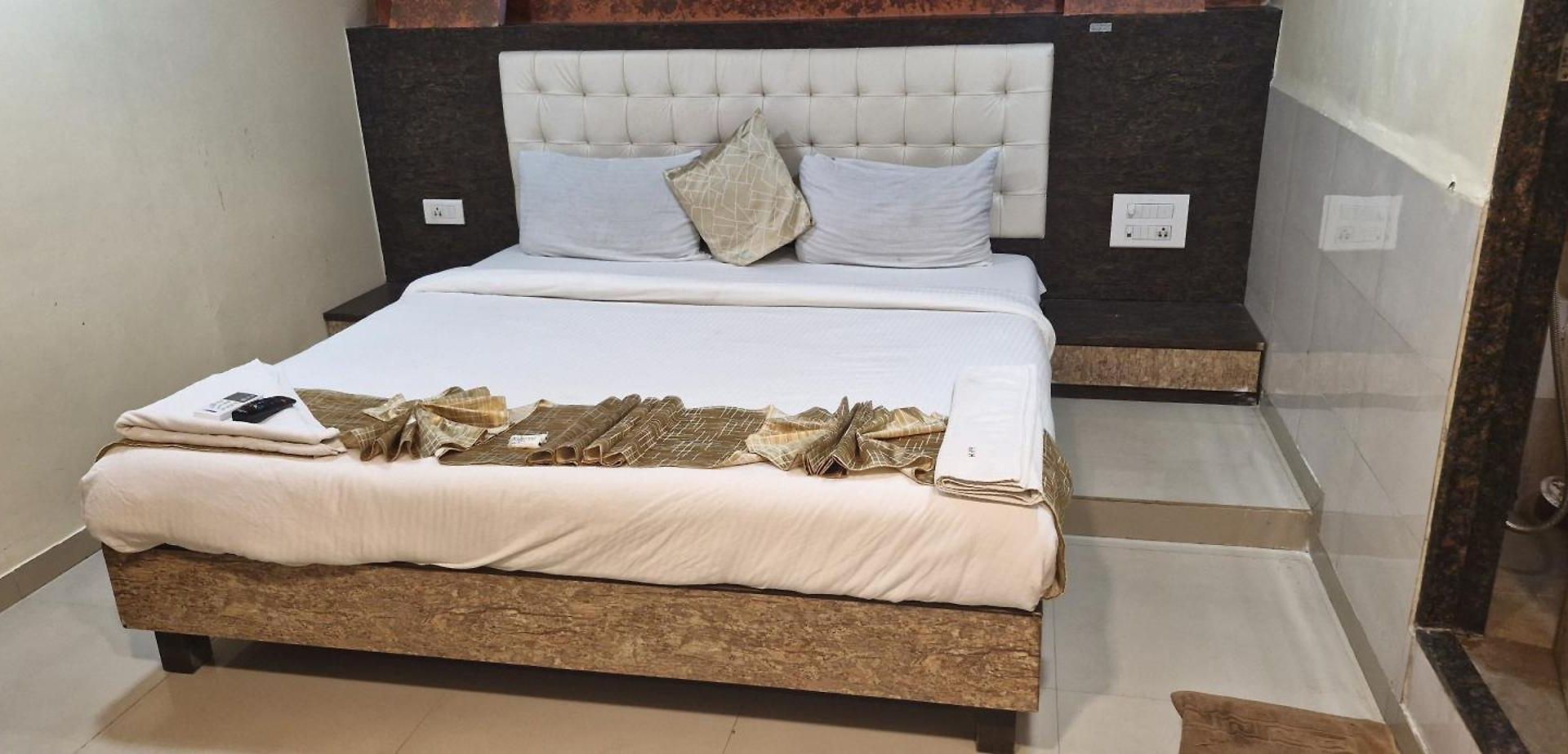 Hotel Crystal Park Near Nesco Exhibition Center *