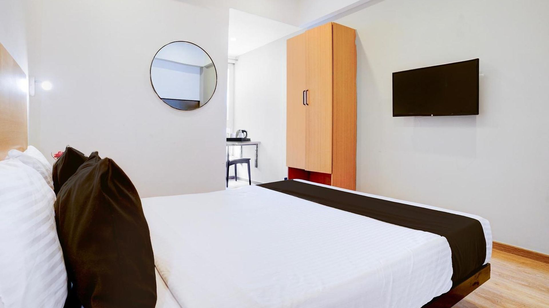 Hotel Super Townhouse Khar The Habitat