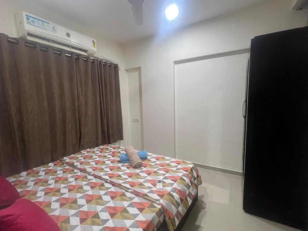 2bhk Flat -5min From Goregaon Nesco Apartment *