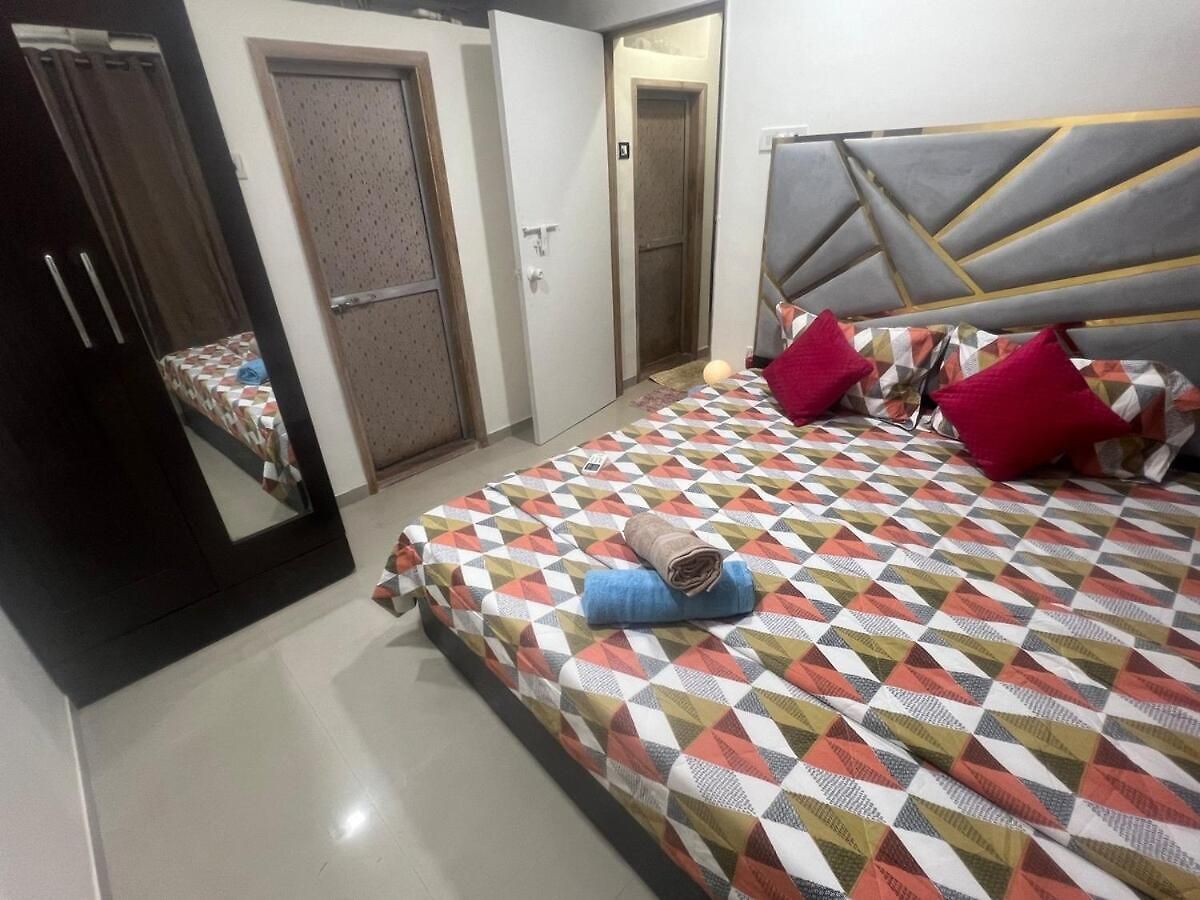 Apartment 2bhk Flat -5min From Goregaon Nesco