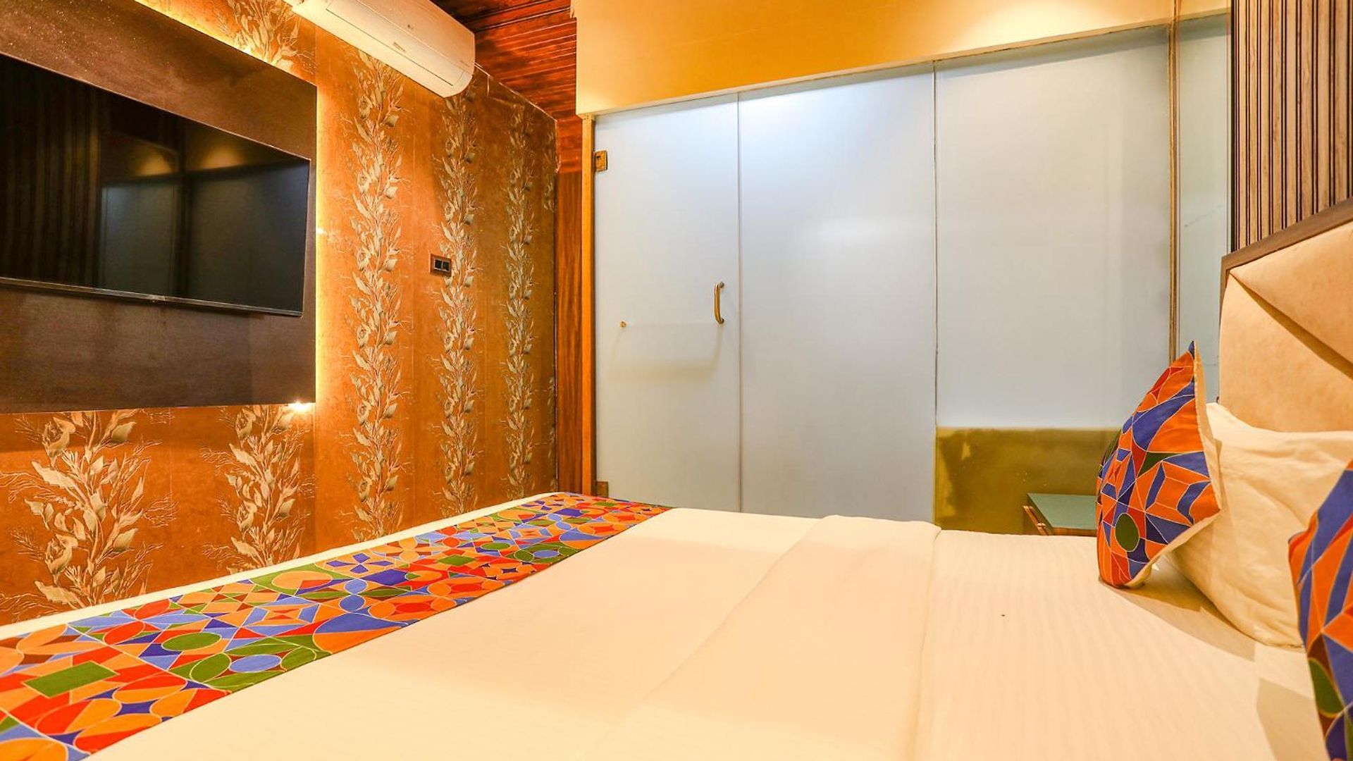 Hotel Via Versova Residency - Nr Kokilaben Hospital Mumbai